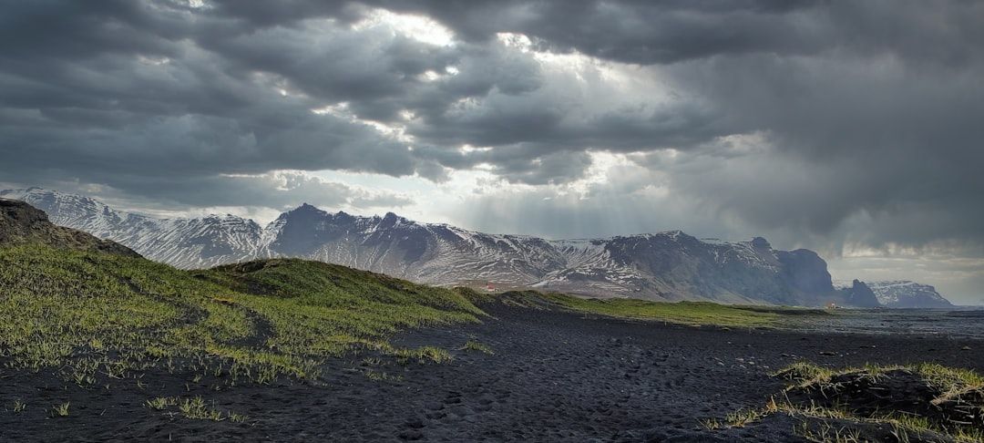Which tours are unavoidable in Vík